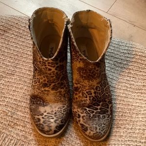Very G Leopard Booties Womens Size 9